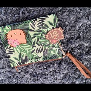 #SOLD Hello kitty Hawai’i clutch/wristlet